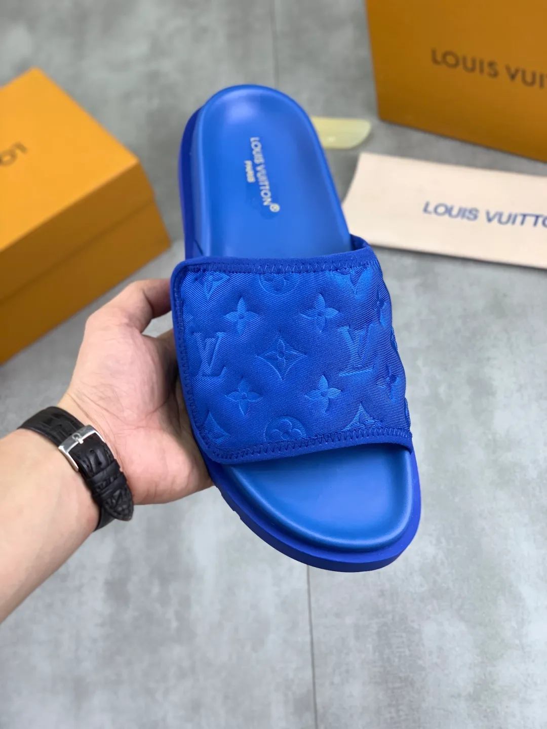 Men's shoes 💰P320 💰[New style]🆘 Original quality [LOUIS VUITTON] The popular Louis Vuitton LV men's slippers on the official website are on sale simultaneously! Original fabric imported from Italy, original factory special supply, code number: 38-44 (45 customized), many colors available